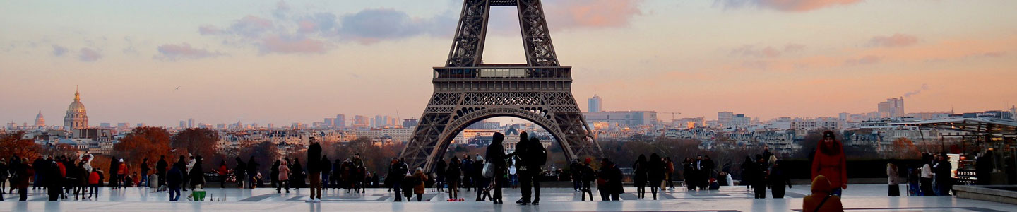 Kvällsvy av Eiffeltornet i Paris, Frankrike