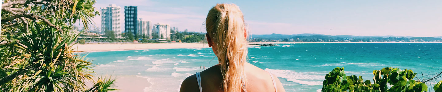 Student blickar ut över guldkusten i Australien