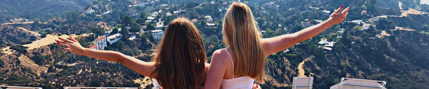 Utbytesstudenter ser på utsikten från Hollywood-skylten i Kalifornien