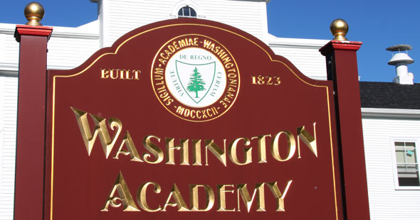 En skola med skylt framför där det står Washington Academy.