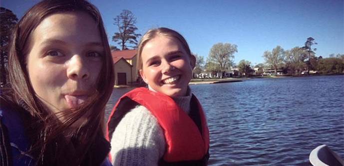 En utbytesstudent och hennes vän åker båt på vattnet.