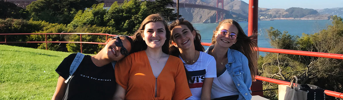 Fyra utbytesstudenter i USA med Golden gate bron i bakgrunden