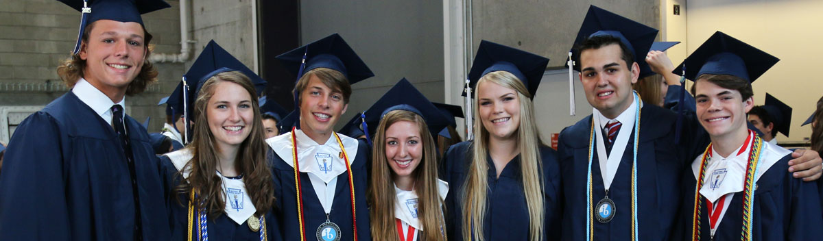 High school studenter på sin examensdag i blå kappa och hatt