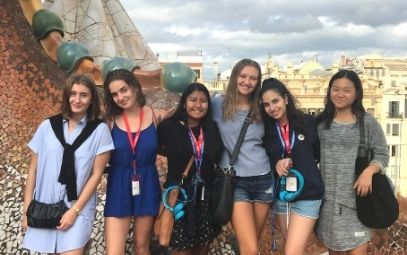 En grupp high school studenter på Soft Landing Camp i Spanien. Vackra byggnader i bakgrunden.