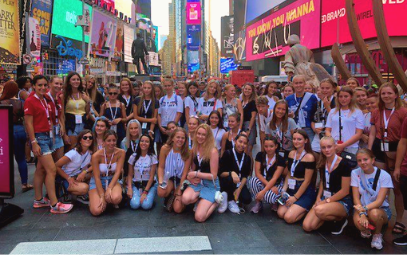 Gruppbild på ett stort gäng studenter som deltar på Soft Landing Camp i New York