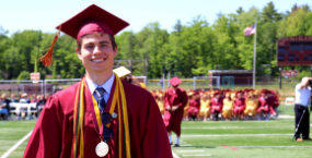 Glad pojke som tar graduation från high school i USA