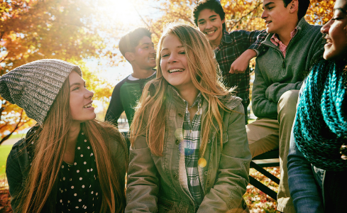 Grupp av studenter i en park